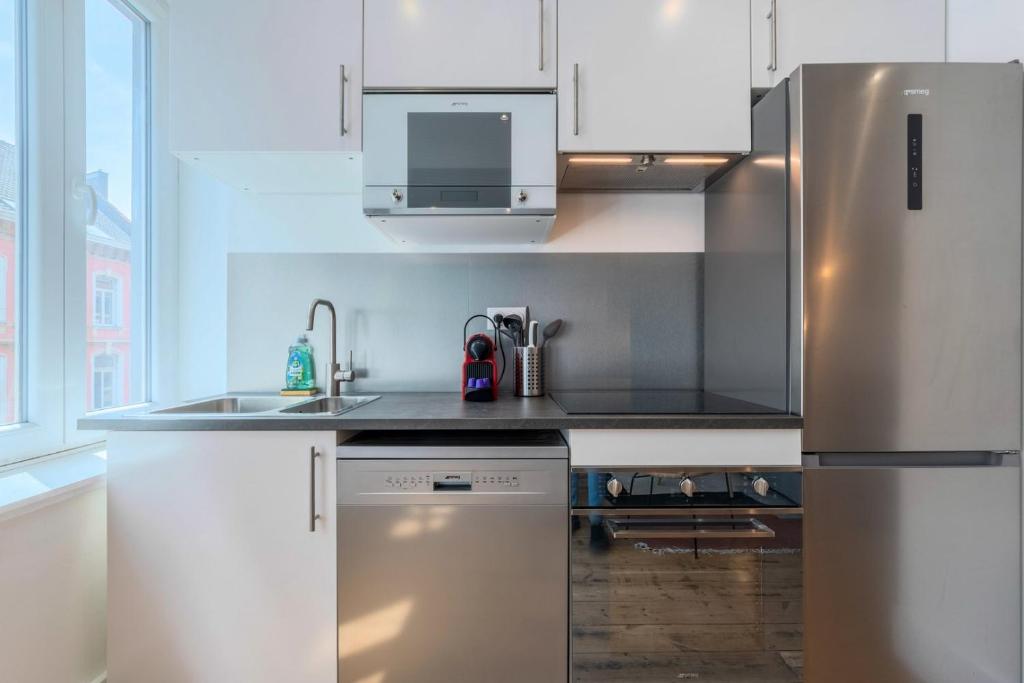 Kuchyňa alebo kuchynka v ubytovaní Bright 3-bedroom 2-bathroom flat