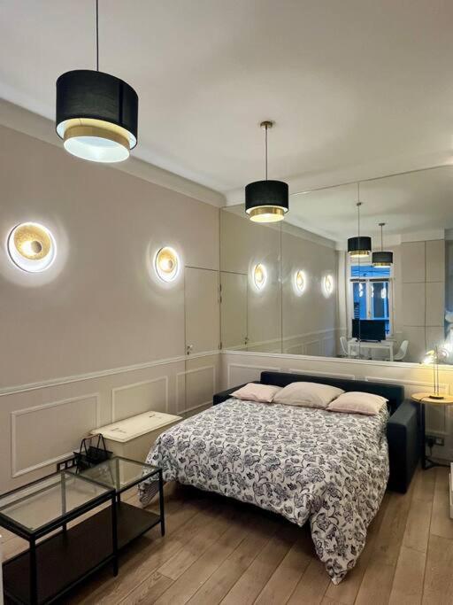 une chambre avec un lit avec deux oreillers dessus dans l'établissement Élégance, 4 Pers, palais des congrès, à Paris