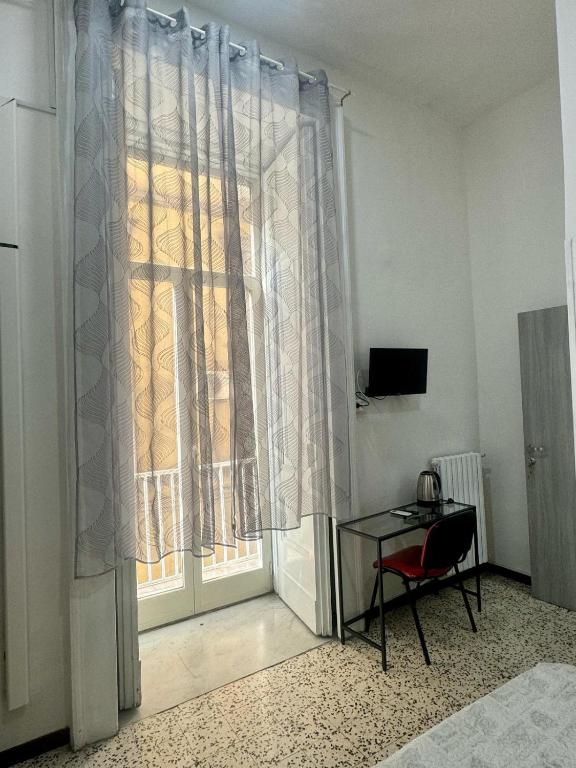 Televízia a/alebo spoločenská miestnosť v ubytovaní Nel cuore Di Napoli