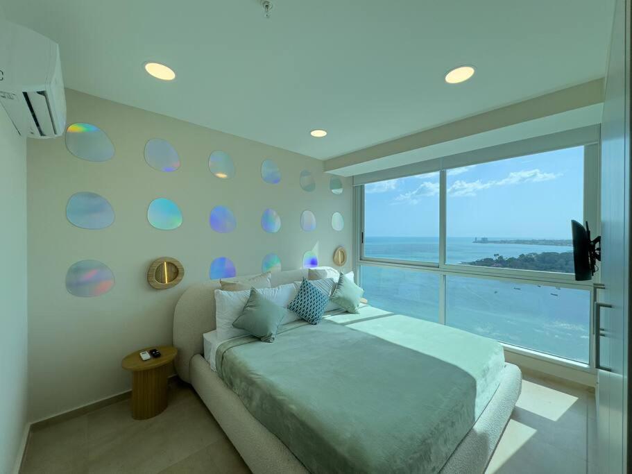 1 dormitorio con cama y ventana grande en Mahi Mahi Apartment - Gorgona, en Nueva Gorgona