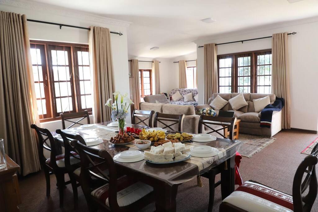 een woonkamer met een tafel met fruit erop bij Dawn's Bungalow in Nuwara Eliya