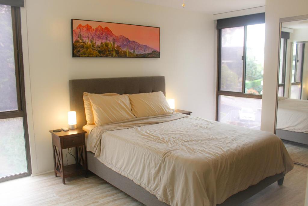 een slaapkamer met een bed en een schilderij aan de muur bij Modern Futuristic Hawaii Fortress condo in Honolulu