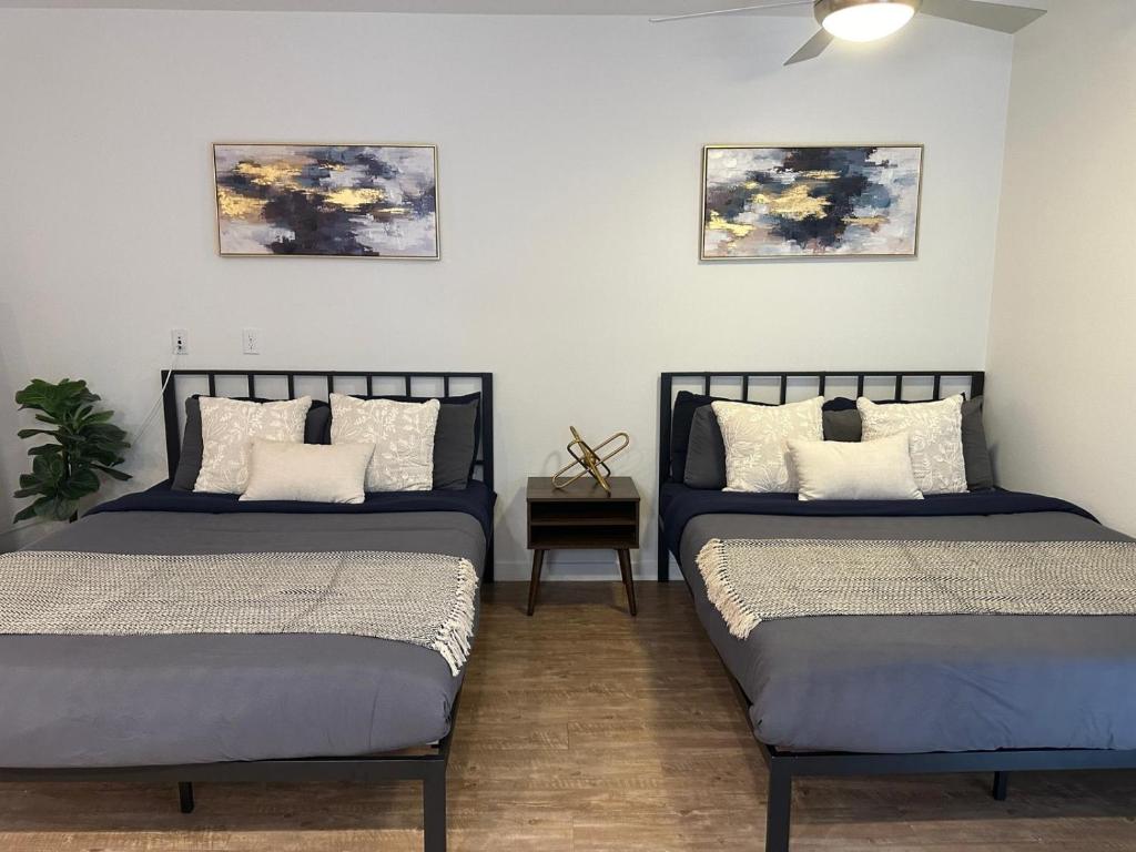 two beds in a room with two bedsitures at Hollywood Universal Studios Apartment FREE parking in Los Angeles