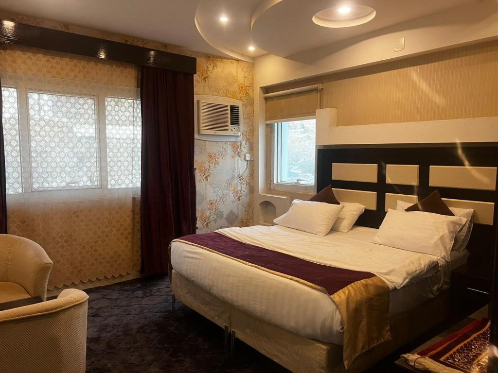 um quarto com uma cama grande num quarto em هوتيل المجاردة em Al Majaridah