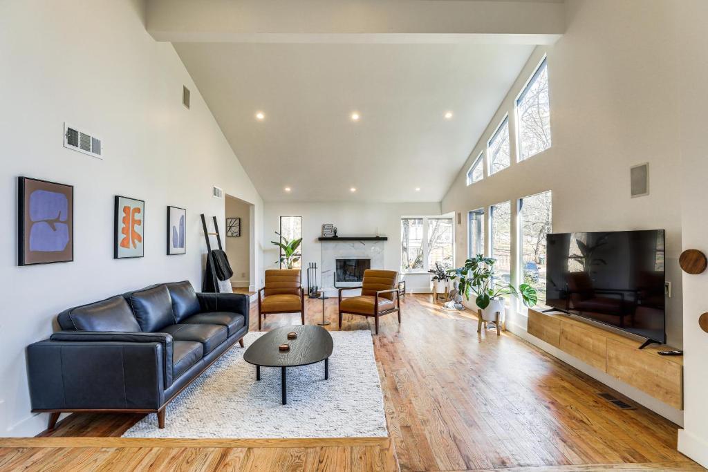 Modern Roswell Vacation Rental about 3 Mi to Downtown!, Roswell