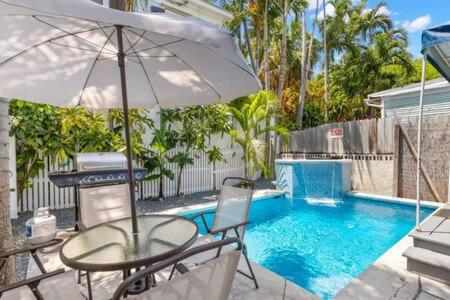 Poolside Paradise توسط Brightwild, آژانس هواپیمایی آسمان سپید