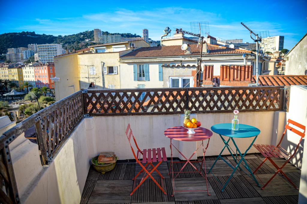 uma varanda com uma mesa e cadeiras. em Rosella - Terrasse rooftop, hypercentre, wifi - by TGB em Ajaccio