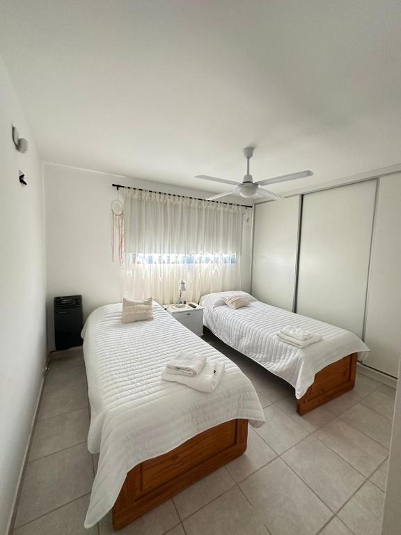 a bedroom with two beds and a ceiling at Departamento Equipado Villa Nueva/Maria - 4 Personas - Cochera in Villa María