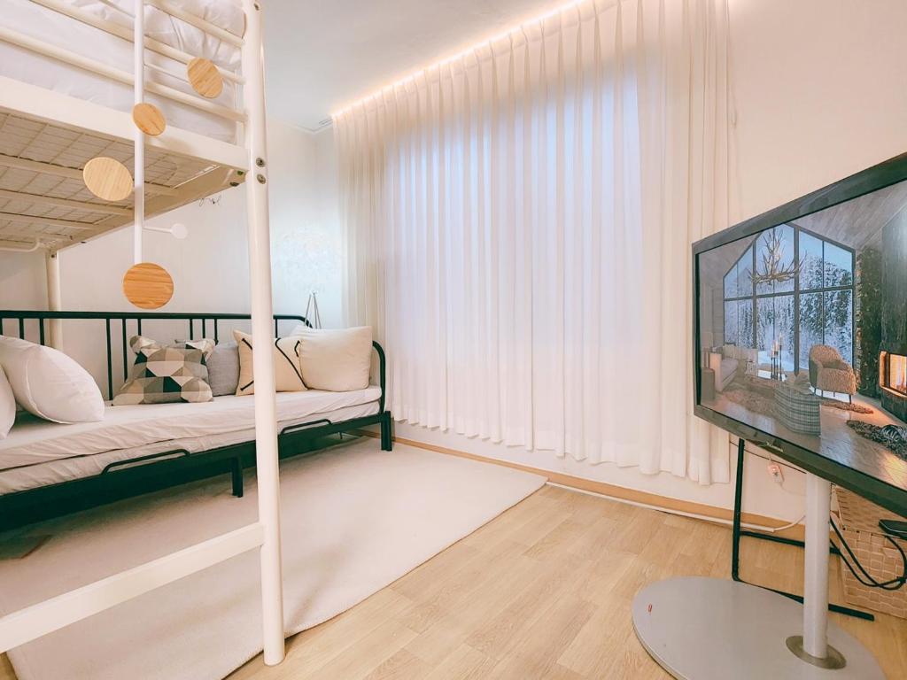 מיטה או מיטות קומותיים בחדר ב-Easel House