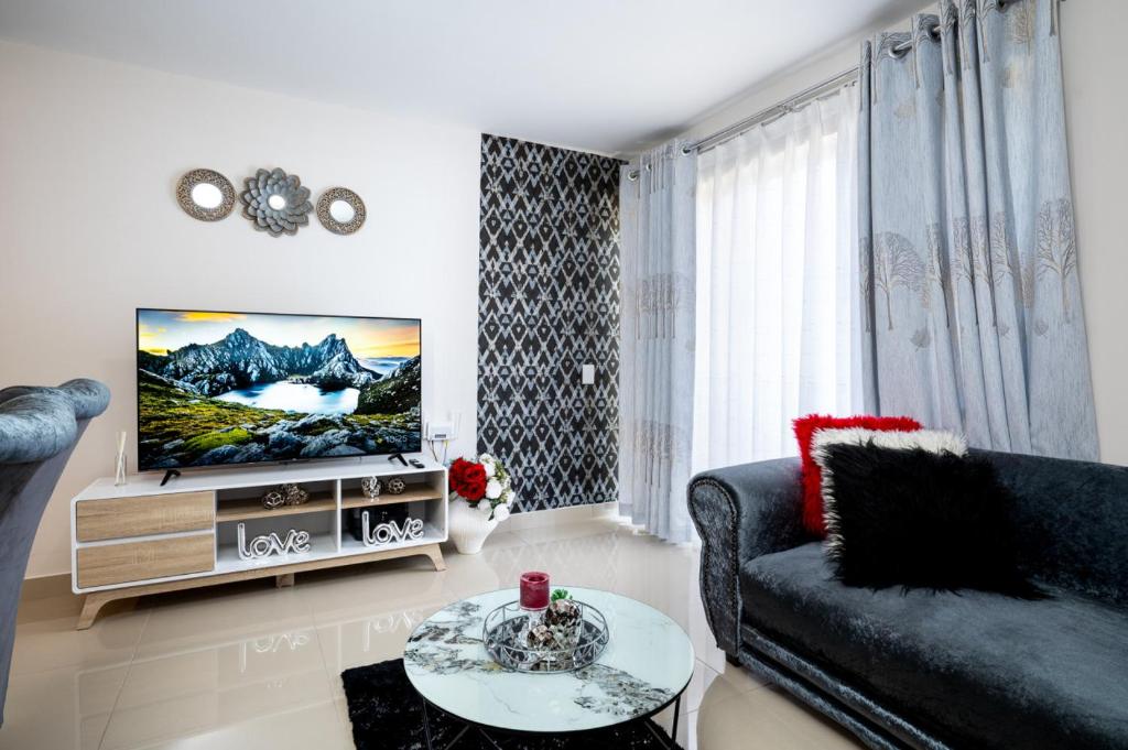 - un salon avec un canapé et une télévision dans l'établissement Gorgeous 503 The Milennial with Inverter, à Durban