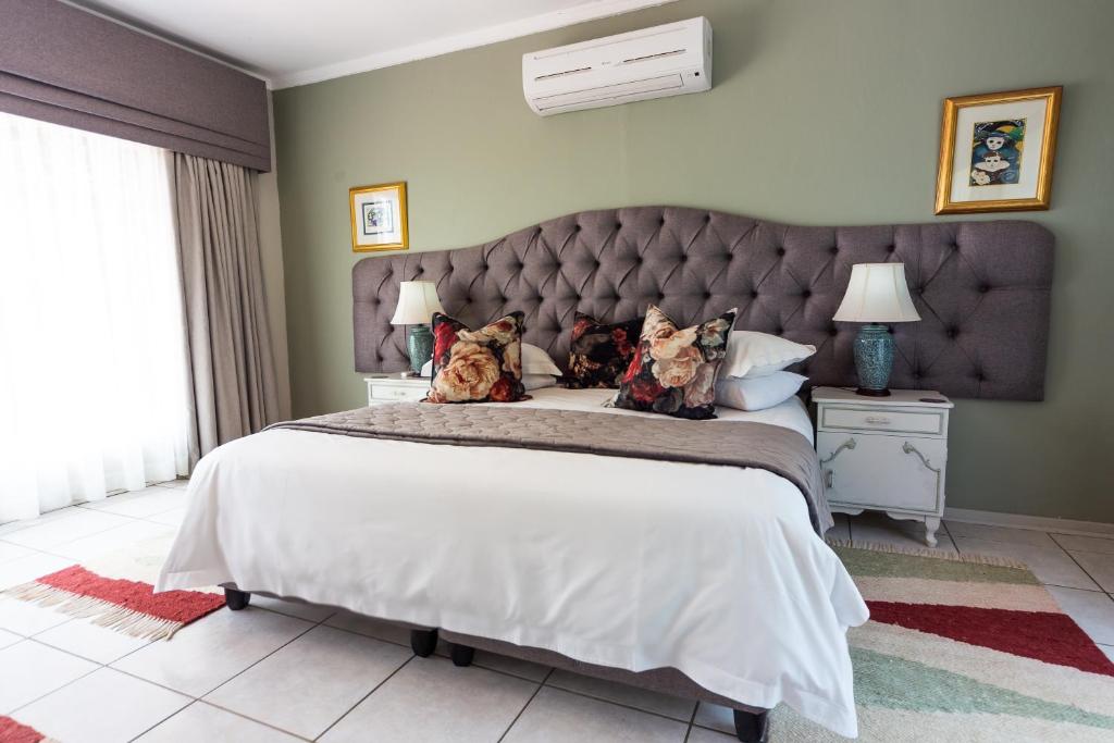 Letto o letti in una camera di Graceland Self-Catering Cottages