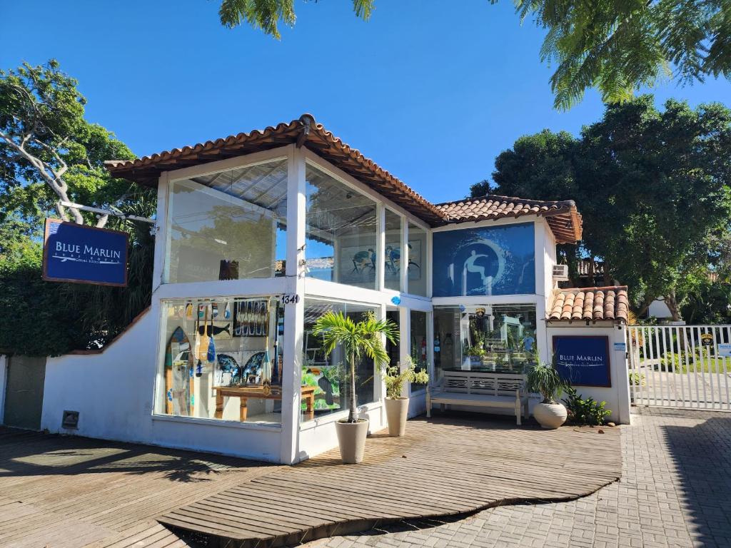 una tienda frente a un edificio con muchas ventanas en Pousada Blue Marlin, en Búzios