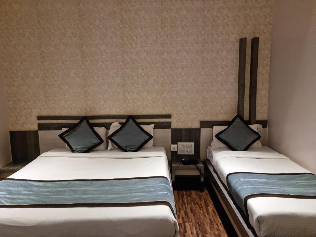 Postel nebo postele na pokoji v ubytování Hotel Kiara Eshosans Palace