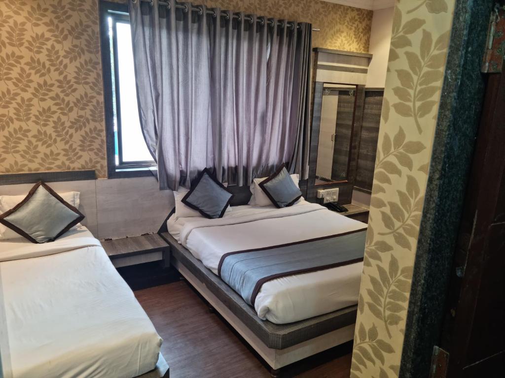 Postel nebo postele na pokoji v ubytování Hotel Kiara Eshosans Palace