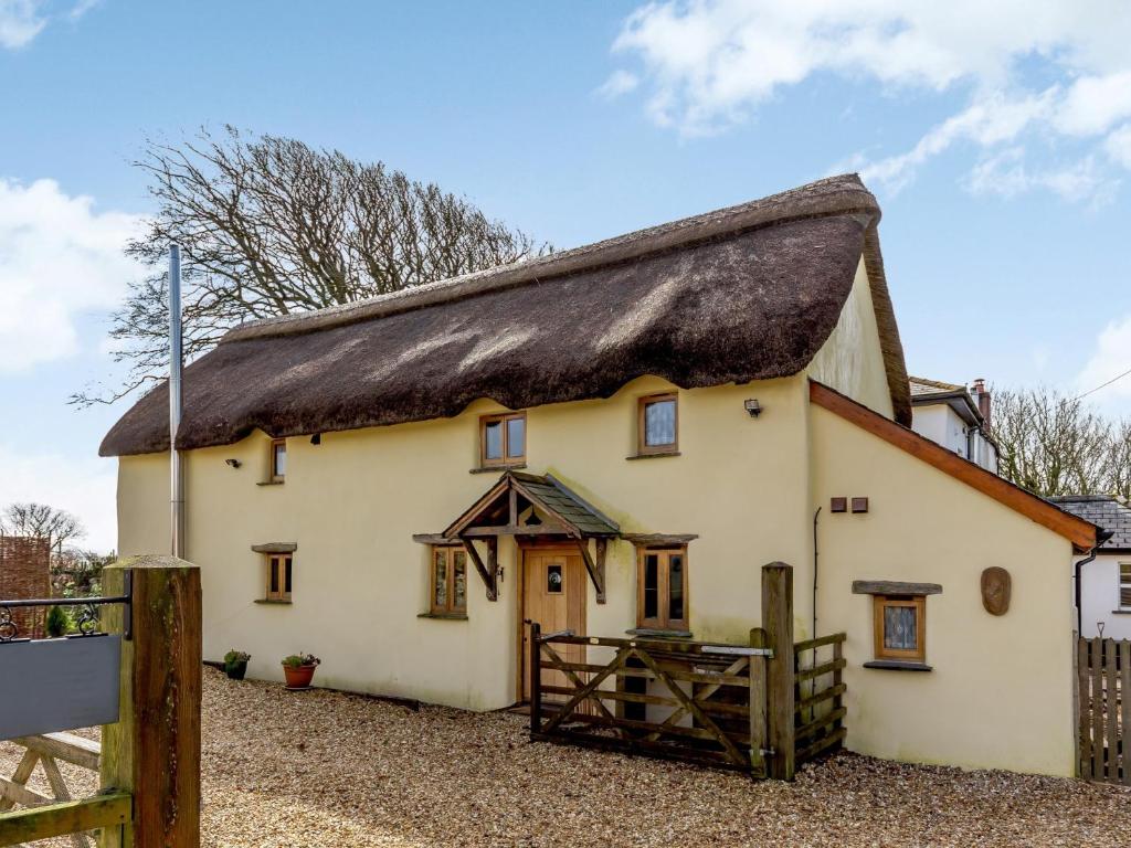 athatched cottage with a thatched roof at 2 bed in Torrington 49589 in Roborough