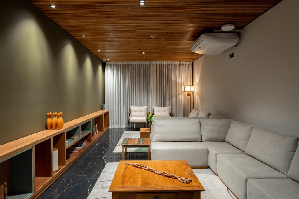 Uma área de estar em Vert Hotel Penedo