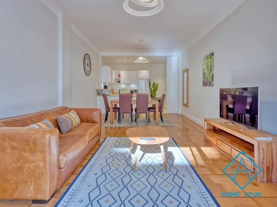- un salon avec un canapé et une table dans l'établissement NEW Luxurious apartment - Jean Medecin, à Nice