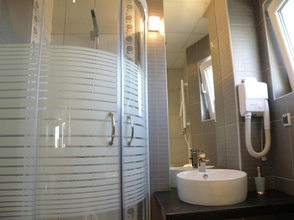Koupelna v ubytování Garni Hotel Biser