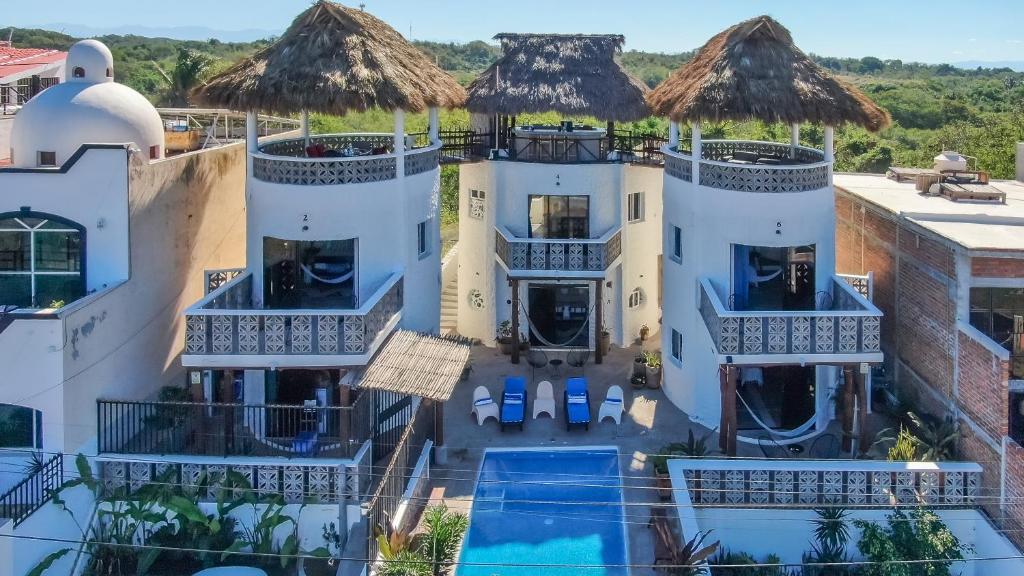 einen Luftblick auf ein Resort mit einem Pool in der Unterkunft Pacific Villa Punta Mita-Playa Careyeros in Punta Mita
