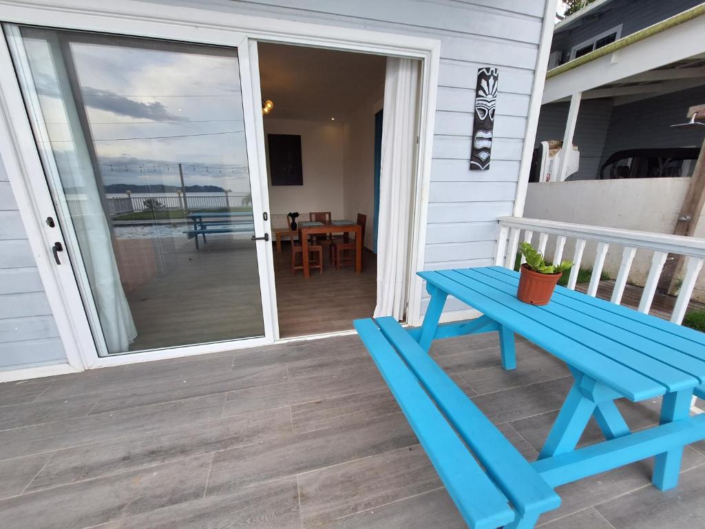 Rõdu või terrass majutusasutuses Paunch Beach Retreat