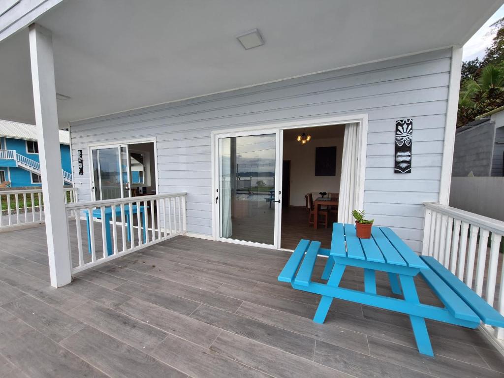 Rõdu või terrass majutusasutuses Paunch Beach Retreat