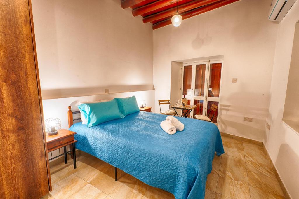 Postel nebo postele na pokoji v ubytování Penelope's Mansion Omodos