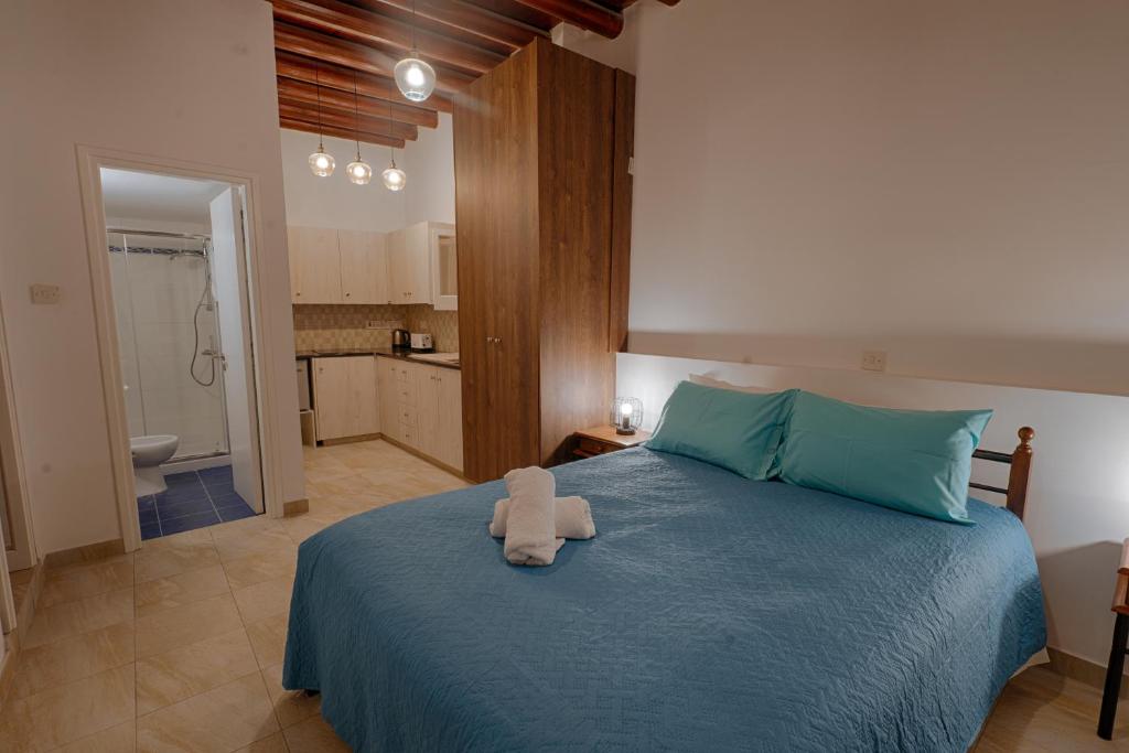 Postel nebo postele na pokoji v ubytování Penelope's Mansion Omodos