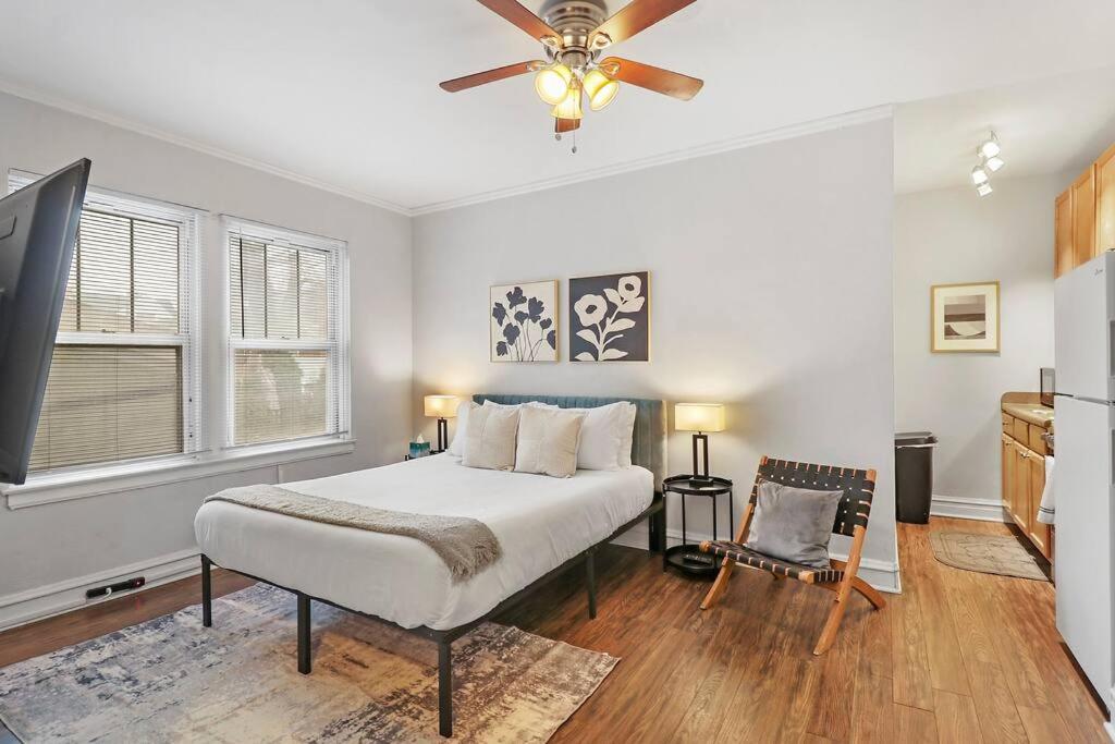 - une chambre avec un lit et un ventilateur de plafond dans l'établissement City Charm Studio Apt in Chicago - Kenwood 205, à Chicago