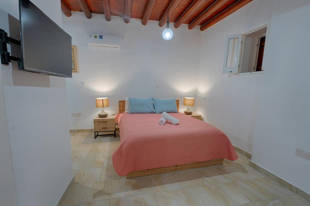 Postel nebo postele na pokoji v ubytování Penelope's Mansion Omodos