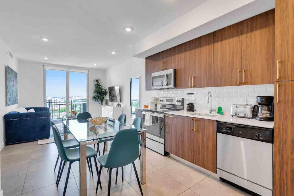 Hotel Amazing 3 Bed Unit in DWNTWN Miami With Free Parking, a kitchen with a table and chairs and a dining room at Amazing 3 Bed Unit in DWNTWN Miami With Free Parking in Miami