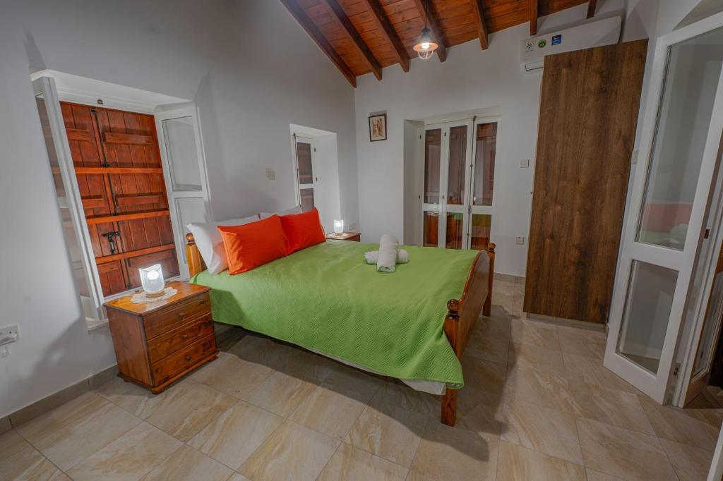 Postel nebo postele na pokoji v ubytování Penelope's Mansion Omodos