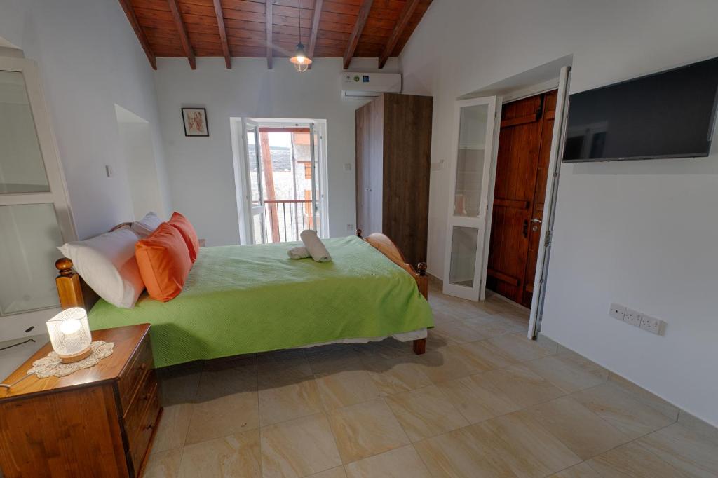 Postel nebo postele na pokoji v ubytování Penelope's Mansion Omodos