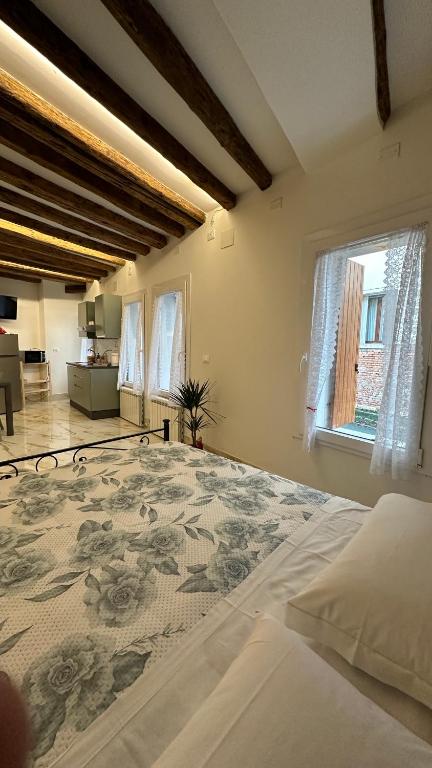ein Schlafzimmer mit einem Bett und einem großen Teppich in der Unterkunft Ca lucia Canal View in Venedig