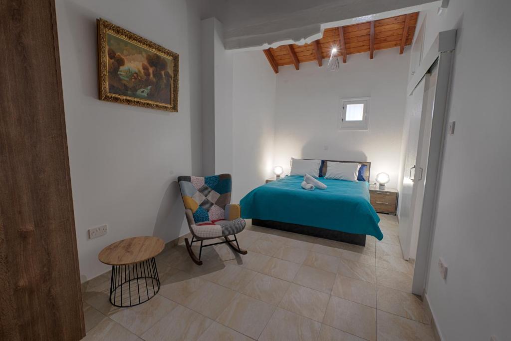 Postel nebo postele na pokoji v ubytování Penelope's Mansion Omodos