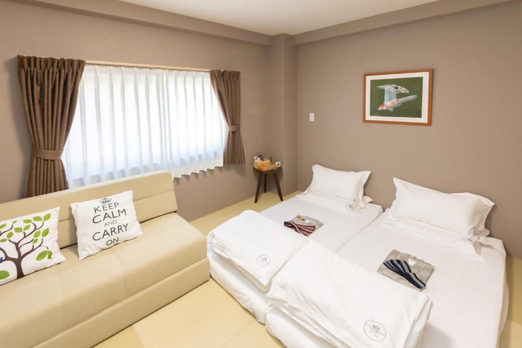 Habitación de hotel con 2 camas y sofá en Light Hotel - Vacation STAY 91078v en Tokio