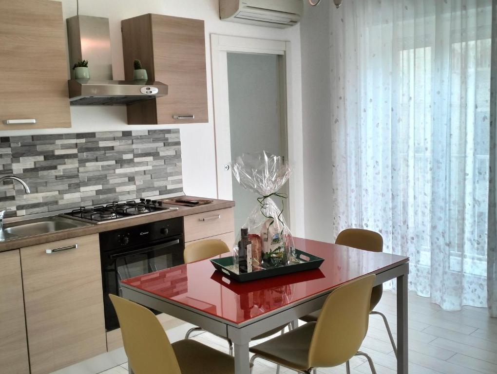 een keuken met een tafel met stoelen en een wastafel bij Casa Vacanze De Nittis in Barletta