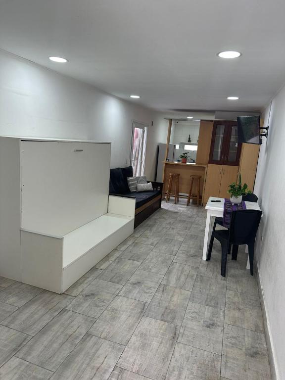 una sala de estar con un sofá y una mesa en Monoambiente Serena Depto, en Mar del Plata