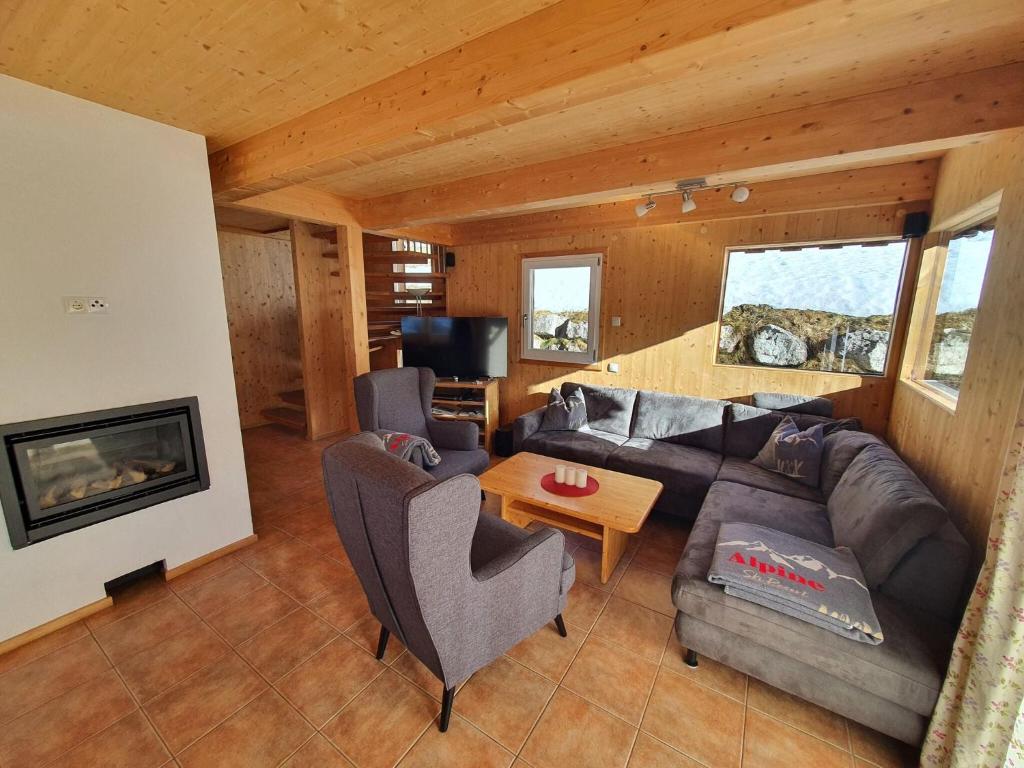 ein Wohnzimmer mit einem Sofa und einem Kamin in der Unterkunft Exclusive chalet in Hohentauern in ski area in Hohentauern
