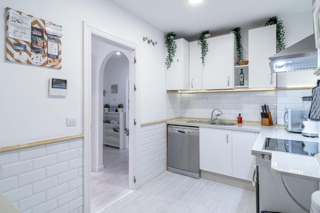Kuchyň nebo kuchyňský kout v ubytování Home Away From Home Marbella