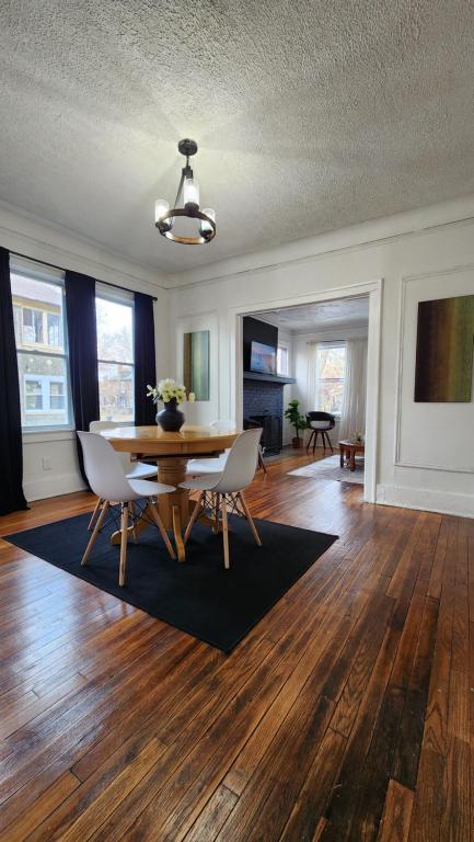 - un salon avec une table et des chaises en bois dans l'établissement This Old House, à Detroit