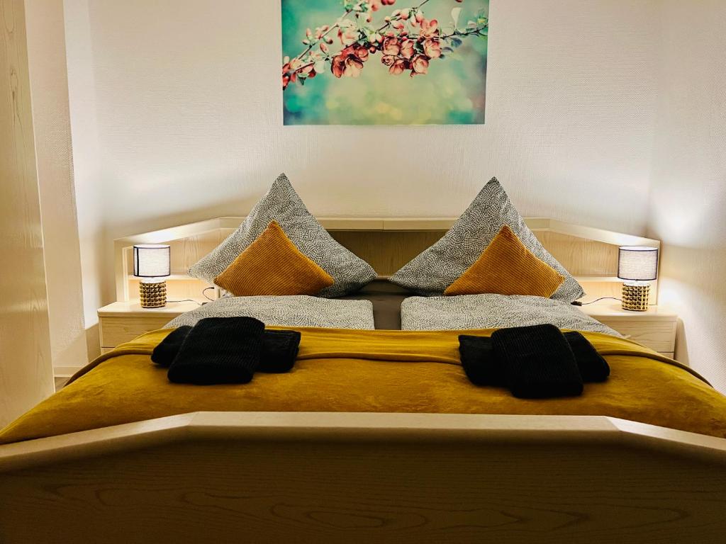 um quarto com uma cama grande e 2 candeeiros em 2 Zimmer Ferienwohnung Denis 2 em Oberwesel