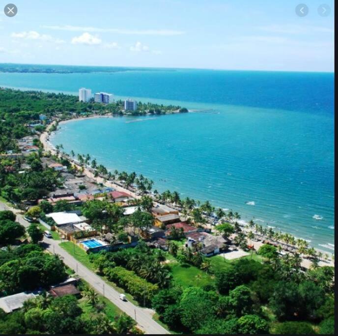 uma vista aérea de uma praia e do oceano em Coveñas Hermoso Apartamento Vista al Mar em Coveñas