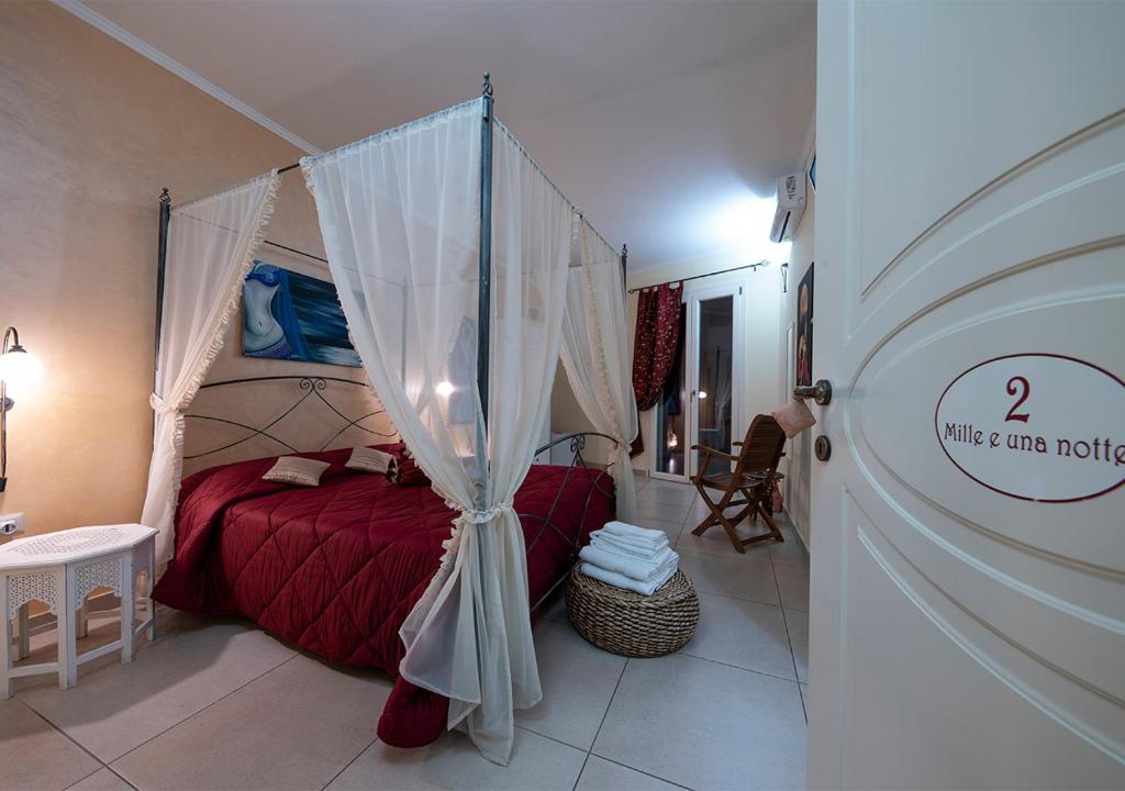 מיטה או מיטות בחדר ב-Adua Art