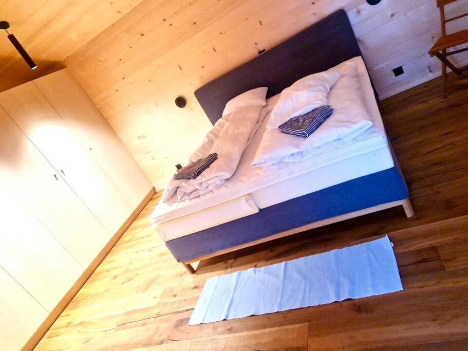 Postel nebo postele na pokoji v ubytování Region de Gstaad - Ultra Modern Apartment- Huge Roof Terrace - Great Views