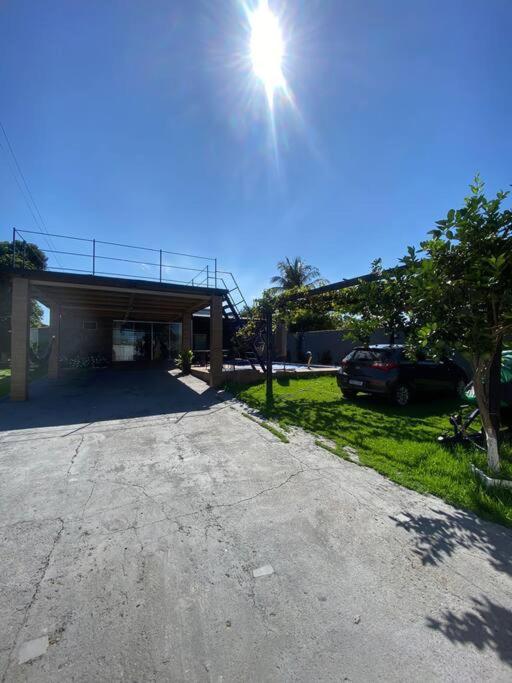 un garaje para coches con el sol en el cielo en Casa Marques 3 ranchos, en Três Ranchos