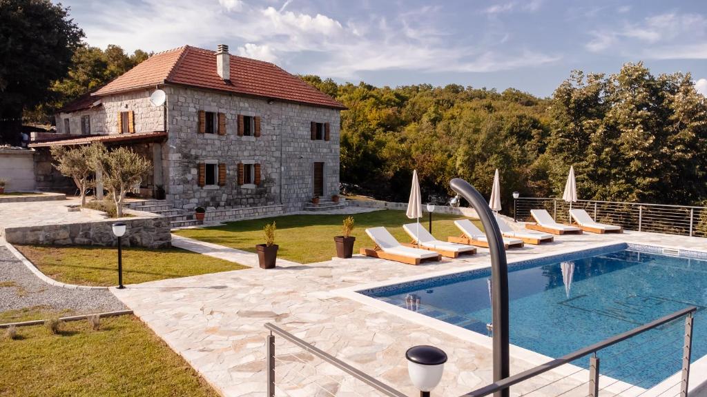 Bazén v ubytování Etno Villa Mokanji nebo v jeho okolí
