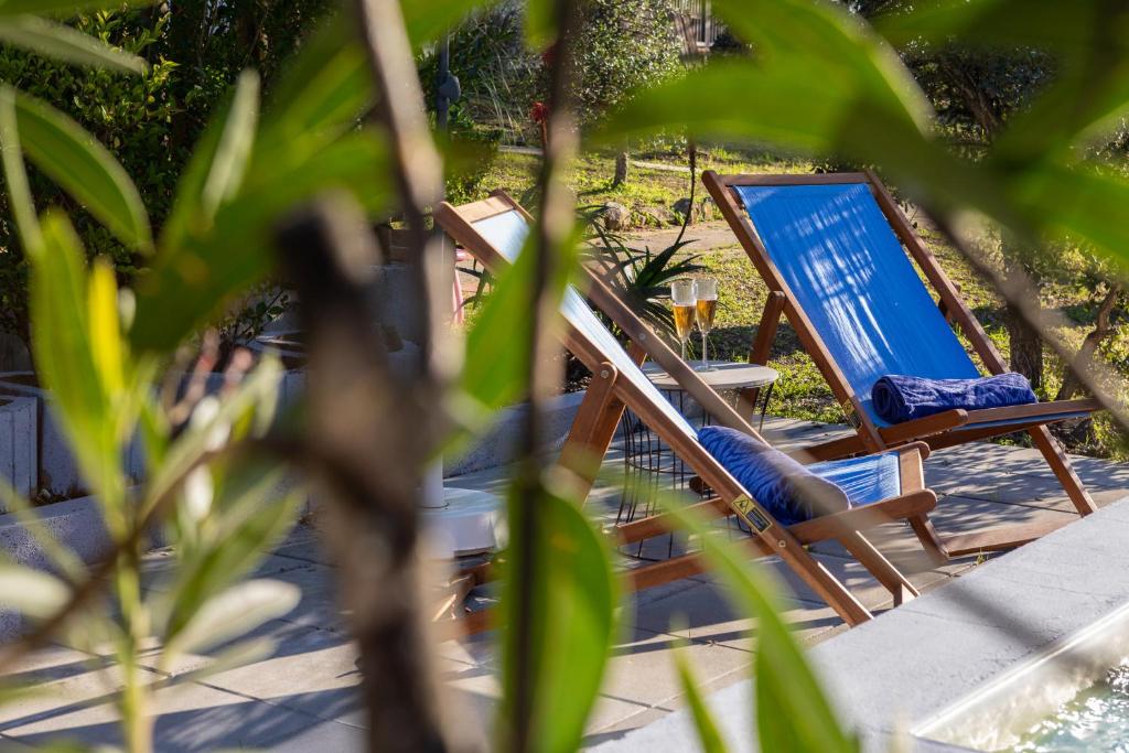 una persona seduta su una sedia blu sulla spiaggia di CASAVADIA melides a Melides