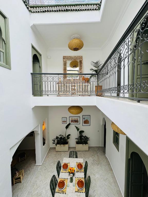 uma sala de jantar com uma mesa e uma varanda em Riad ROSE private Riad with jacuzzi em Marrakech
