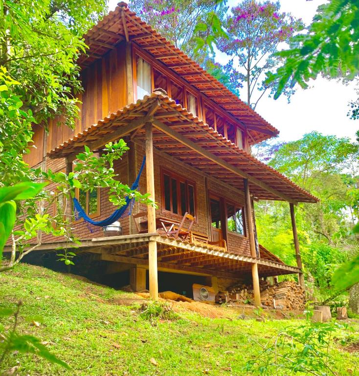 a small house on top of a hill at Casa Araucária 2 in Visconde De Maua