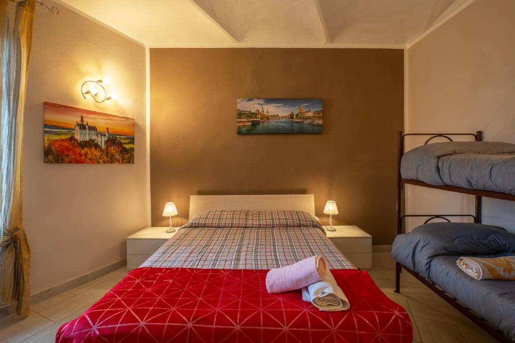 阿斯蒂的住宿－Casa Martina，一间卧室配有一张床和两张双层床。